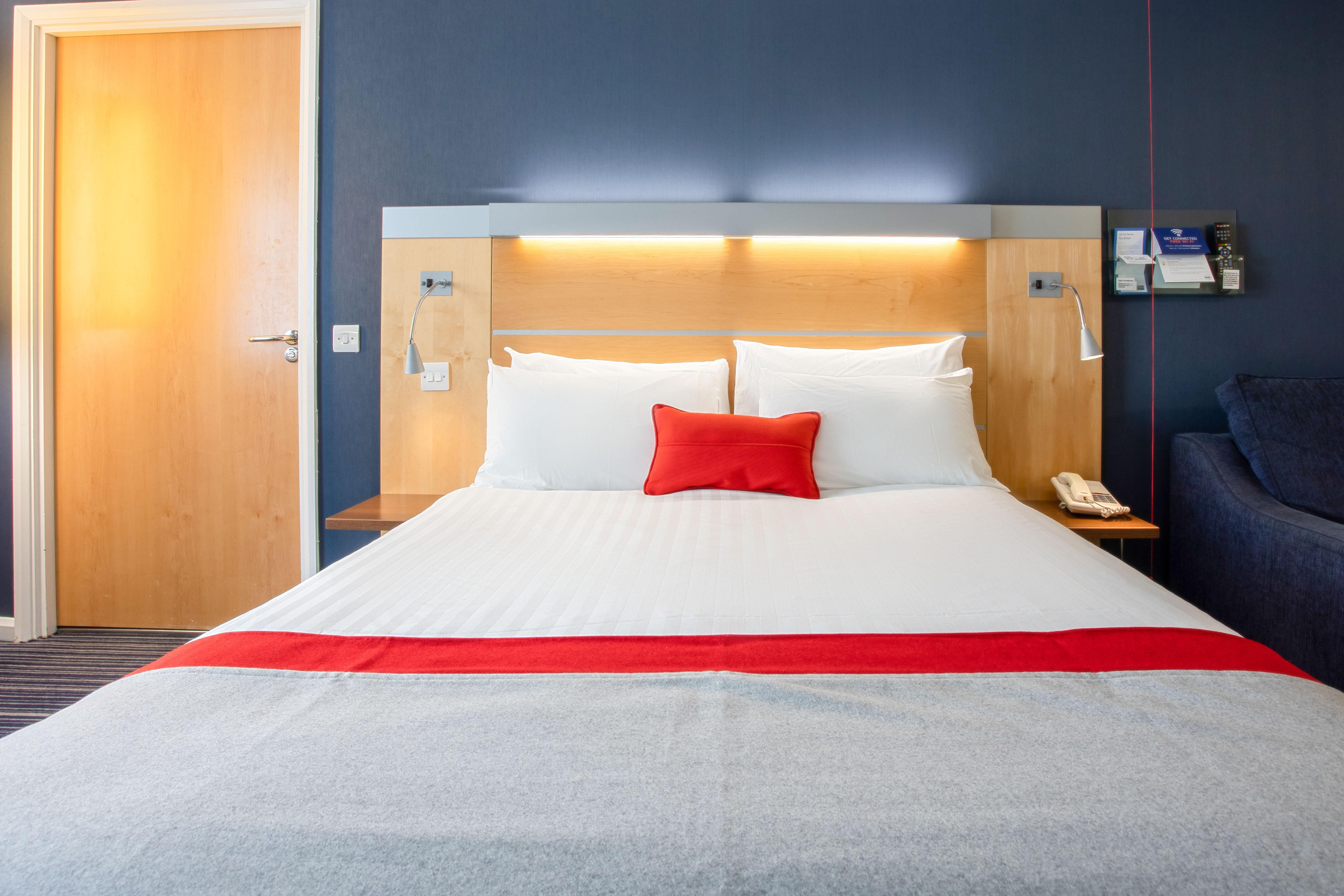 Holiday Inn Express Dunfermline By Ihg Exterior photo