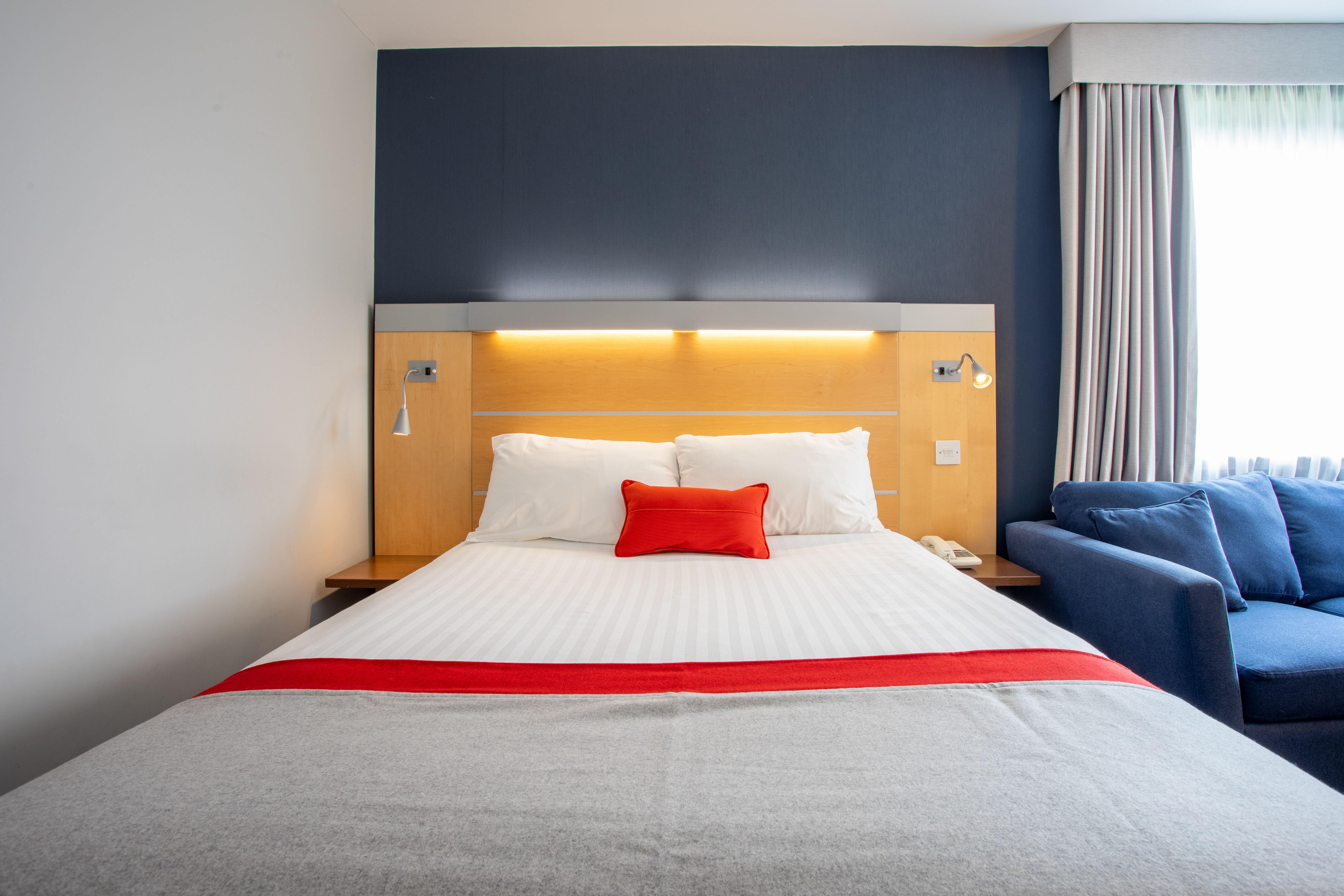 Holiday Inn Express Dunfermline By Ihg Exterior photo