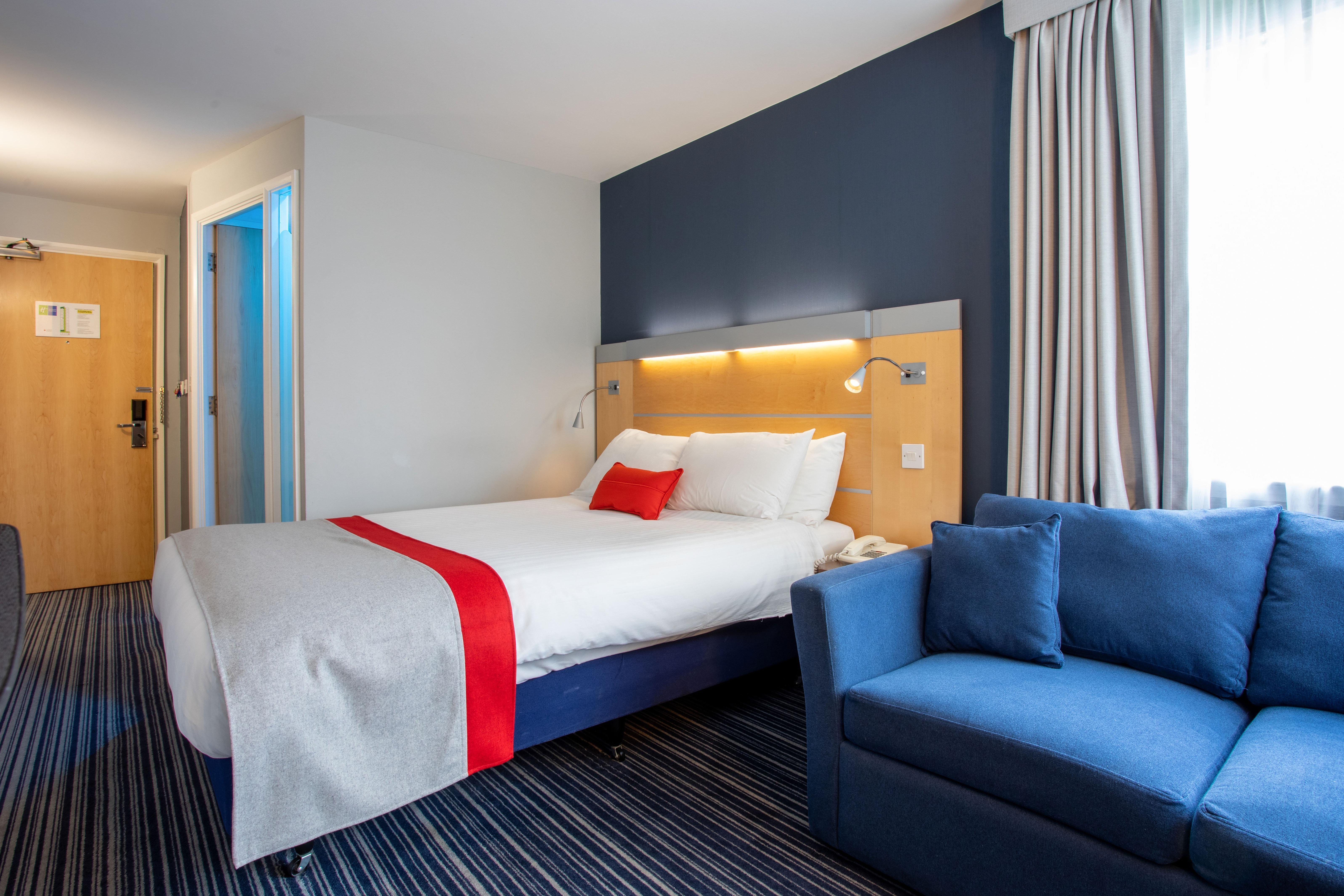 Holiday Inn Express Dunfermline By Ihg Exterior photo