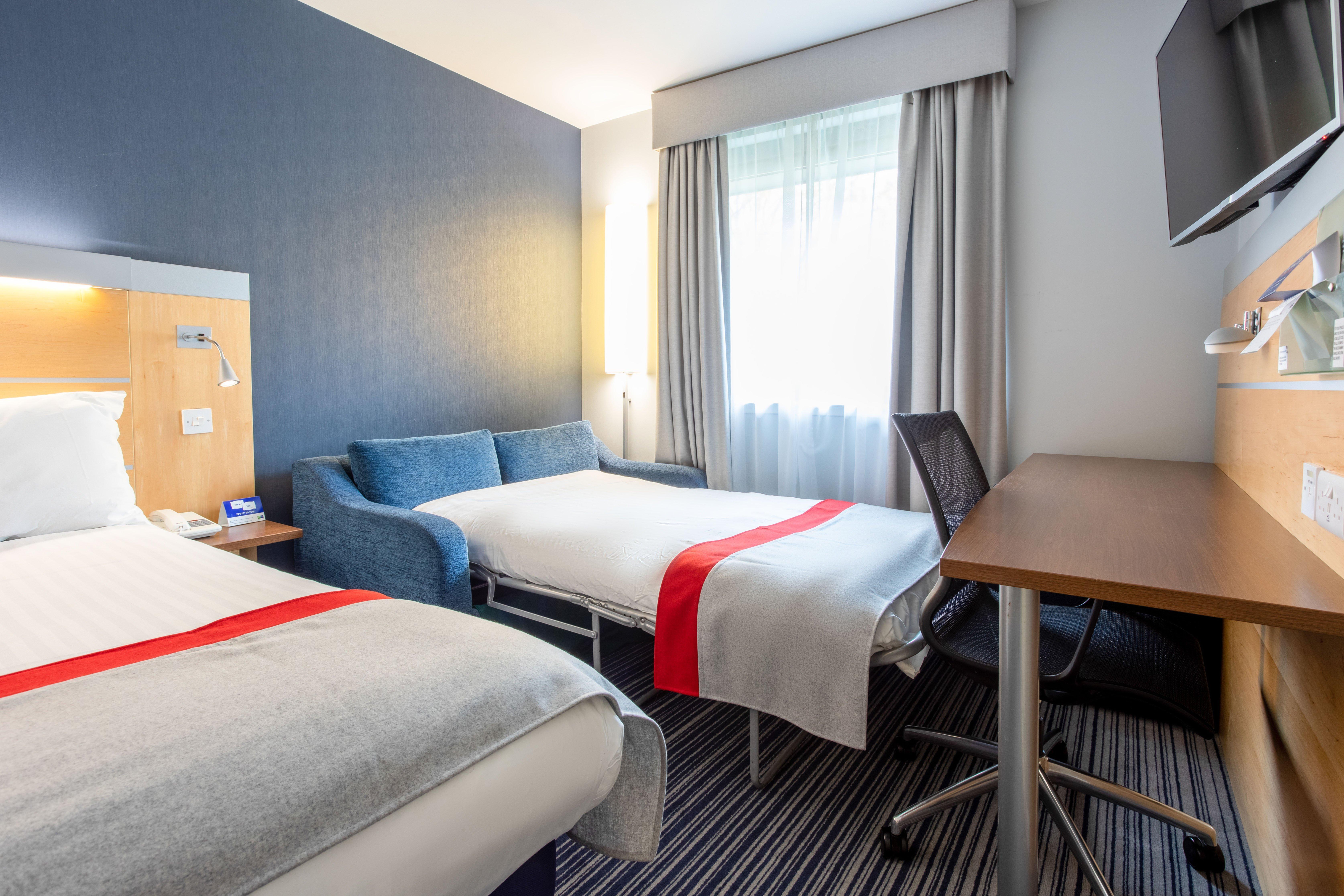 Holiday Inn Express Dunfermline By Ihg Exterior photo