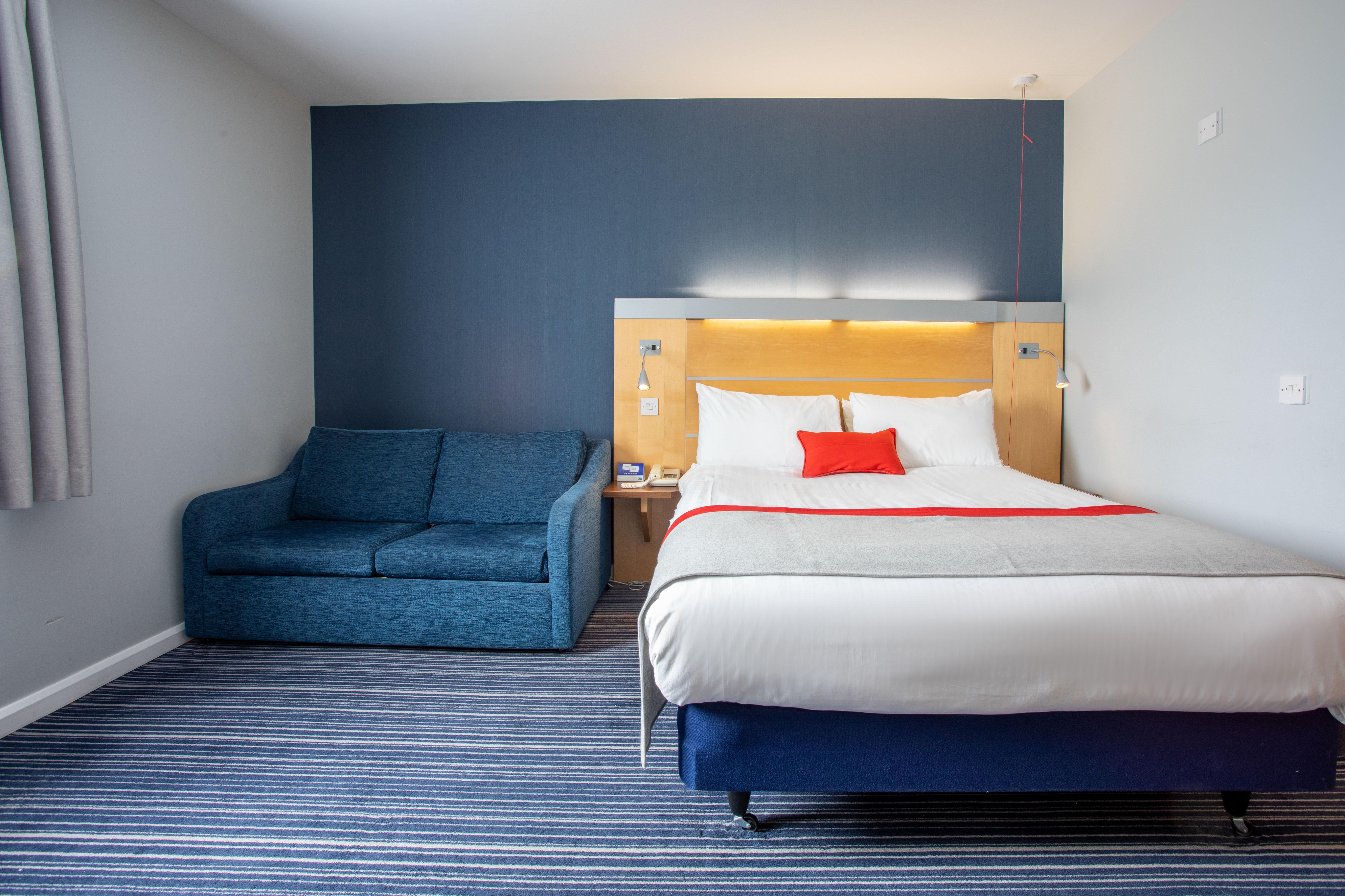 Holiday Inn Express Dunfermline By Ihg Exterior photo