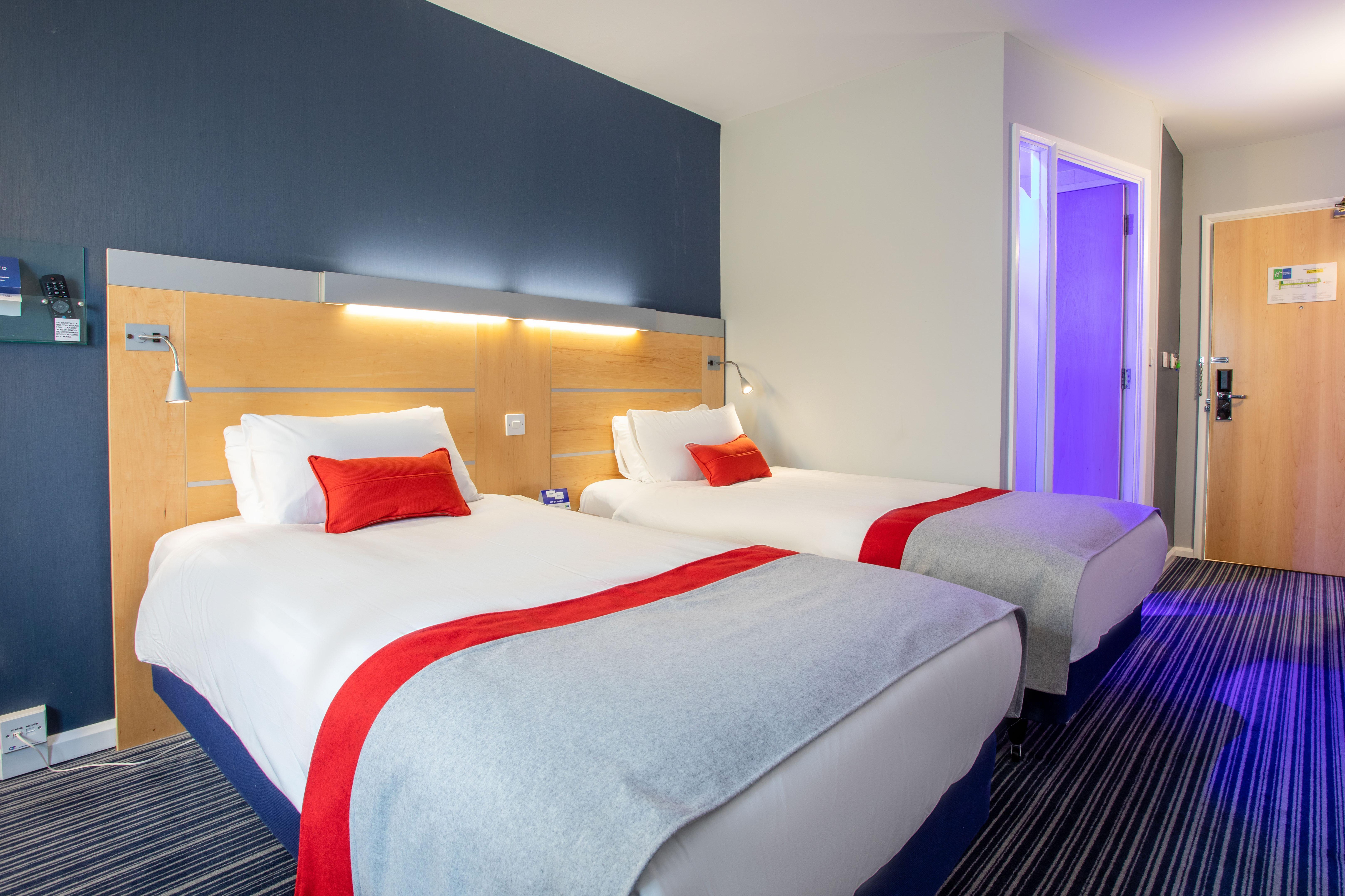 Holiday Inn Express Dunfermline By Ihg Exterior photo