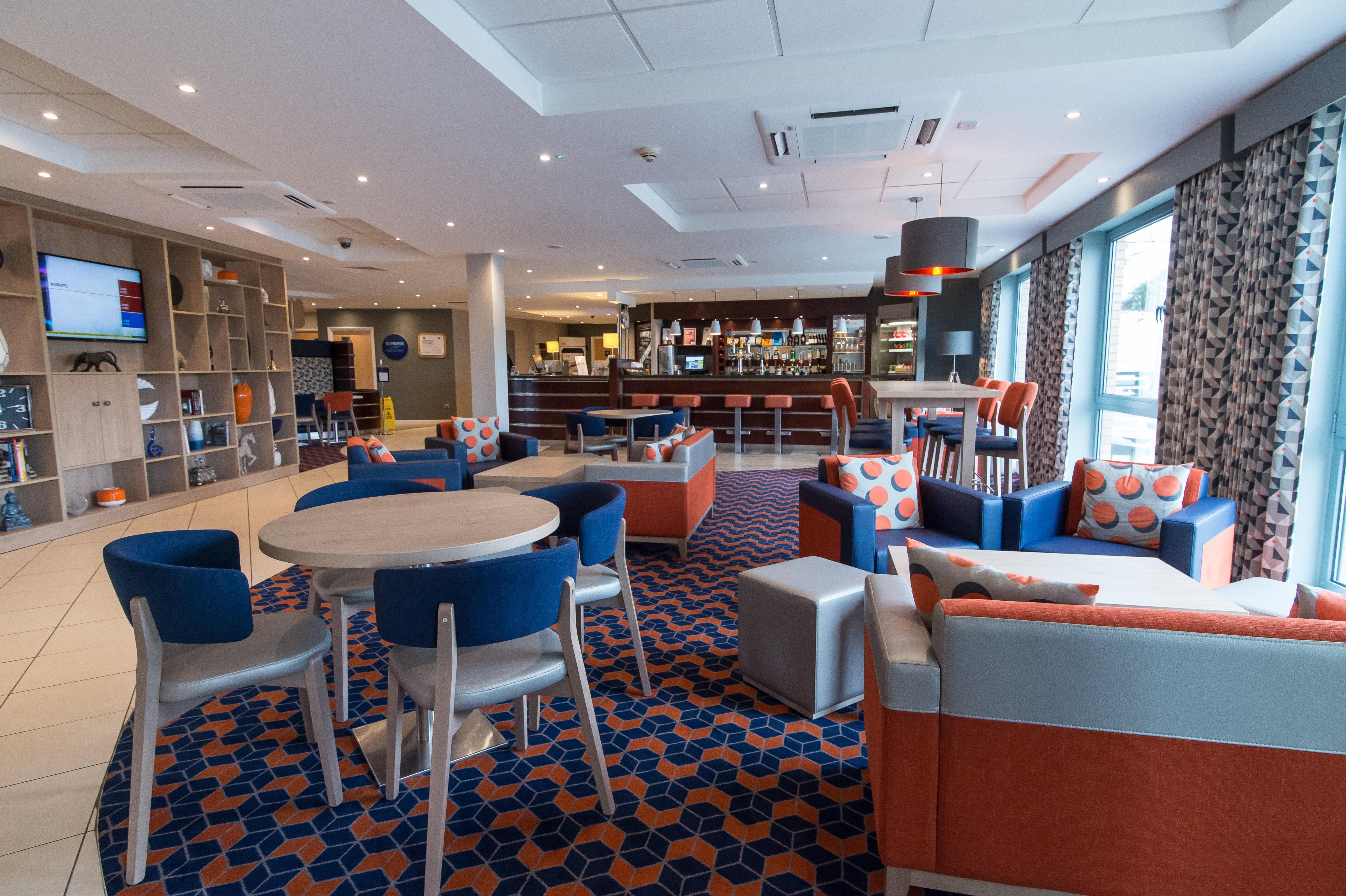 Holiday Inn Express Dunfermline By Ihg Exterior photo