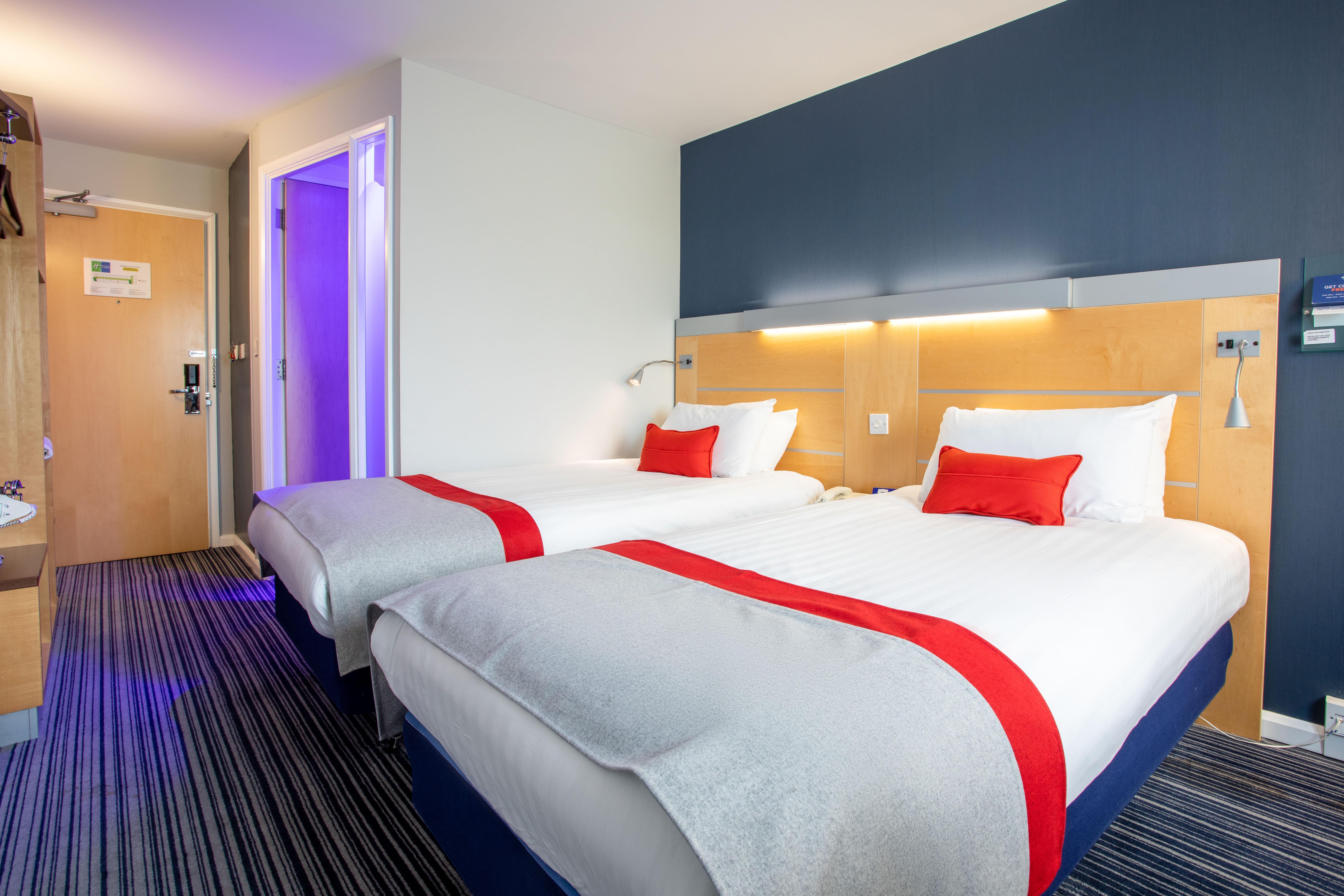 Holiday Inn Express Dunfermline By Ihg Exterior photo