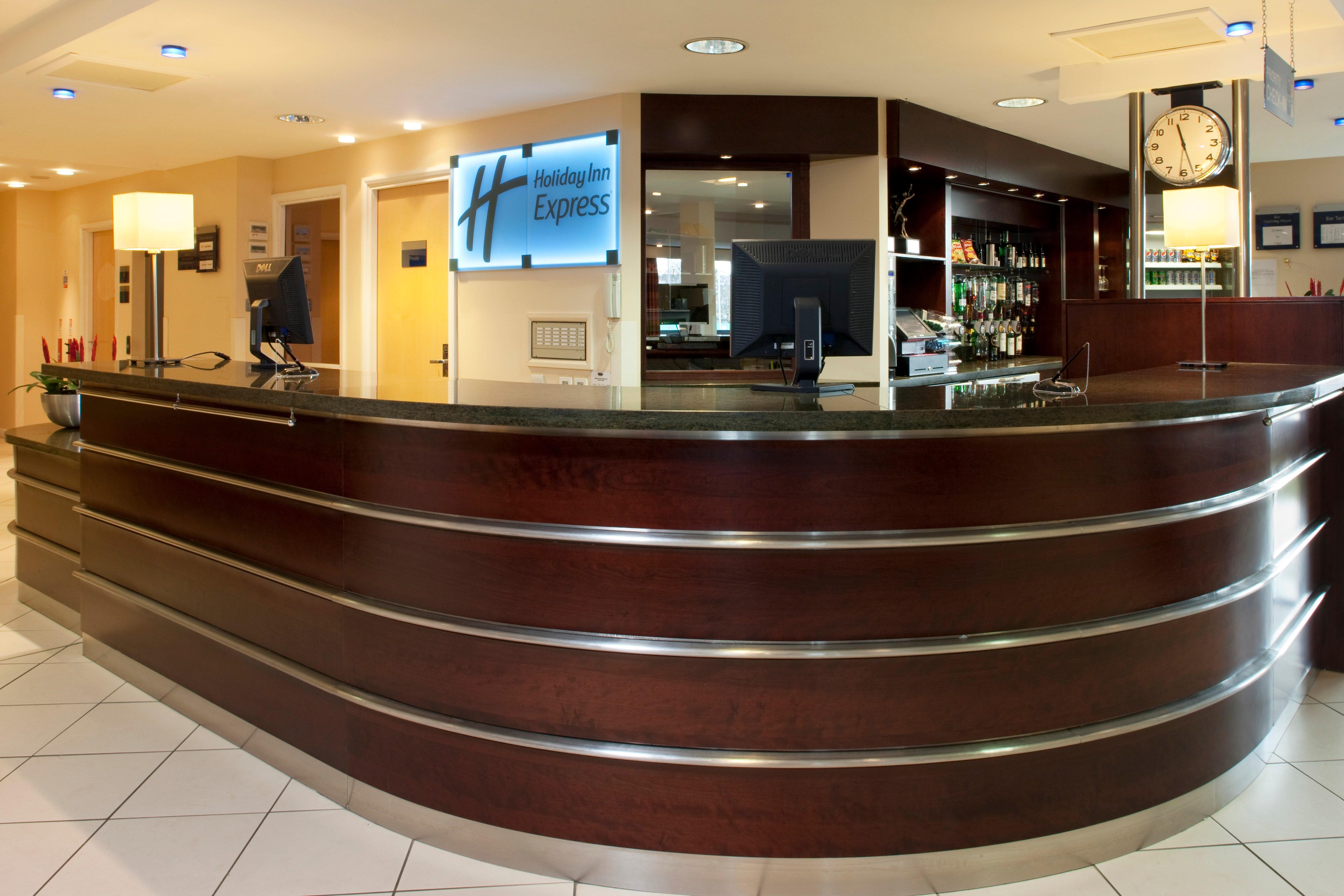 Holiday Inn Express Dunfermline By Ihg Exterior photo