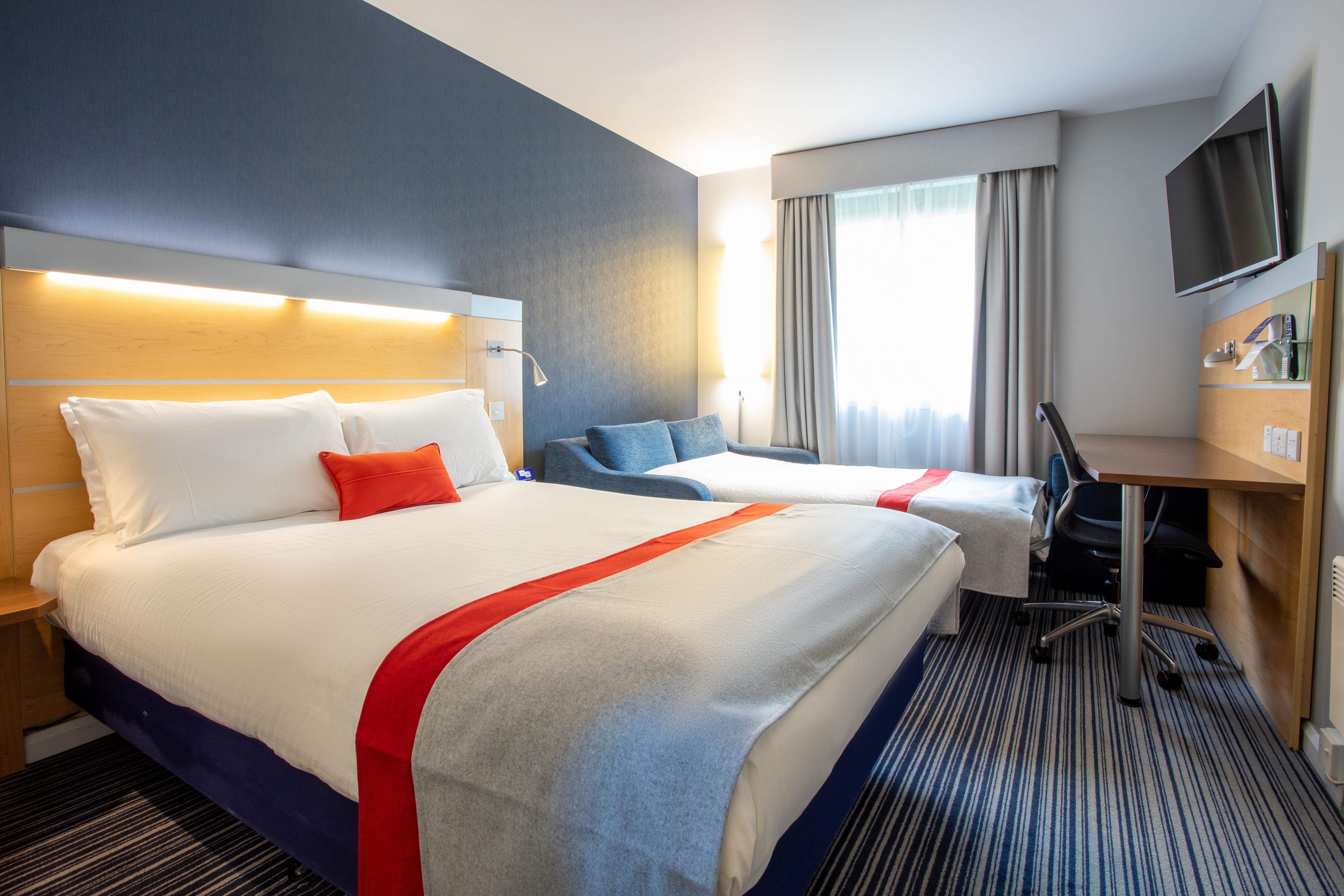 Holiday Inn Express Dunfermline By Ihg Exterior photo