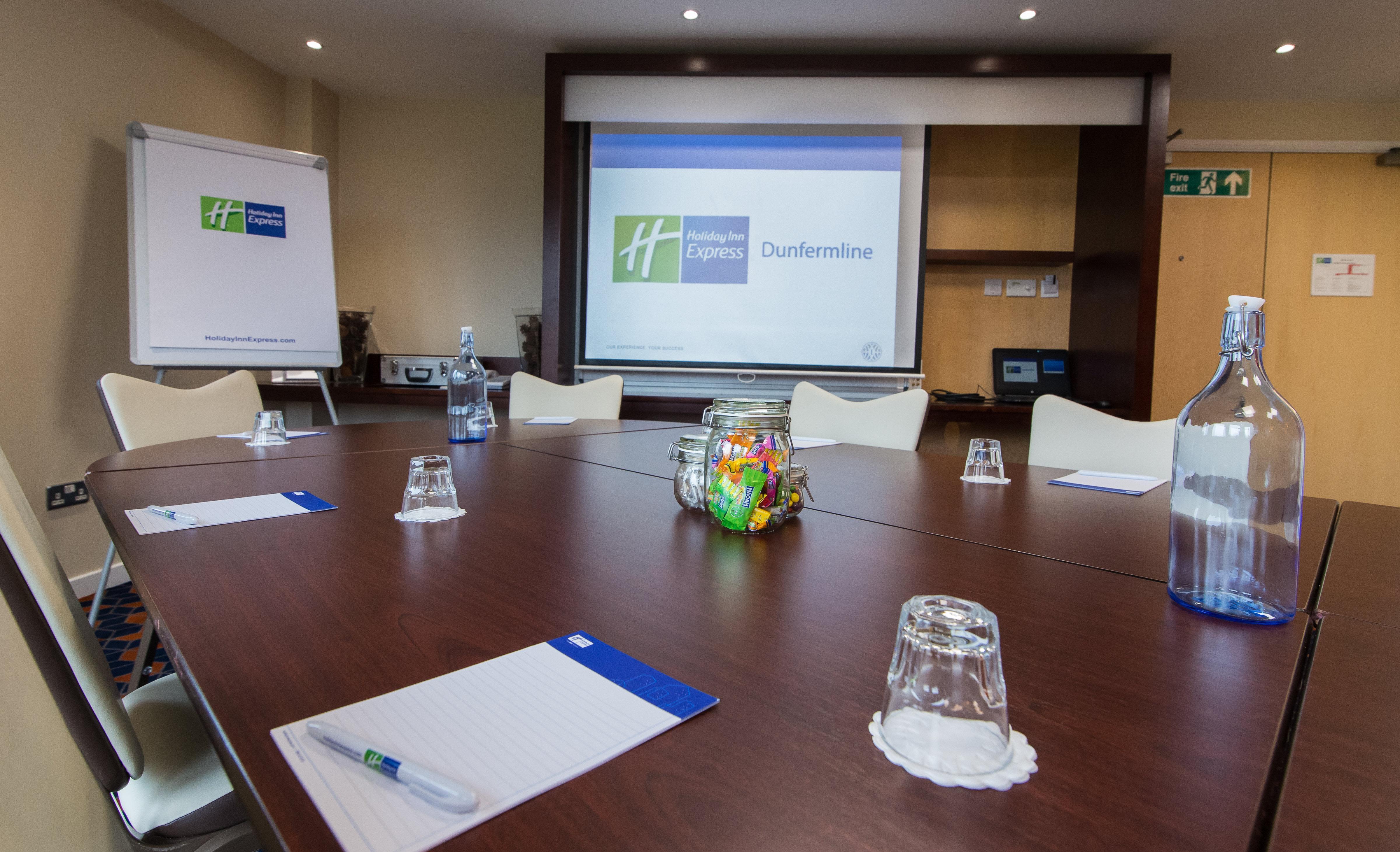 Holiday Inn Express Dunfermline By Ihg Exterior photo