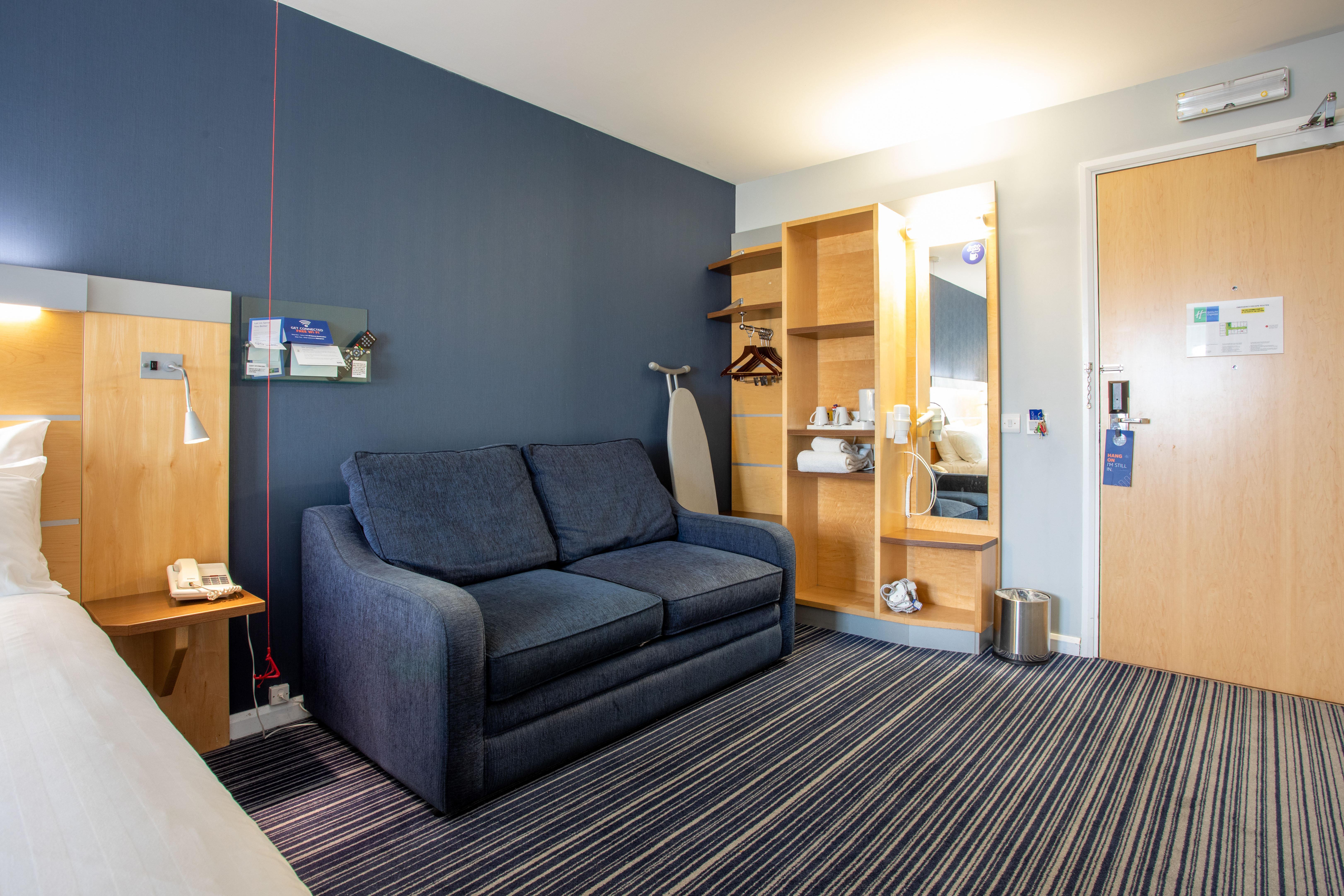 Holiday Inn Express Dunfermline By Ihg Exterior photo