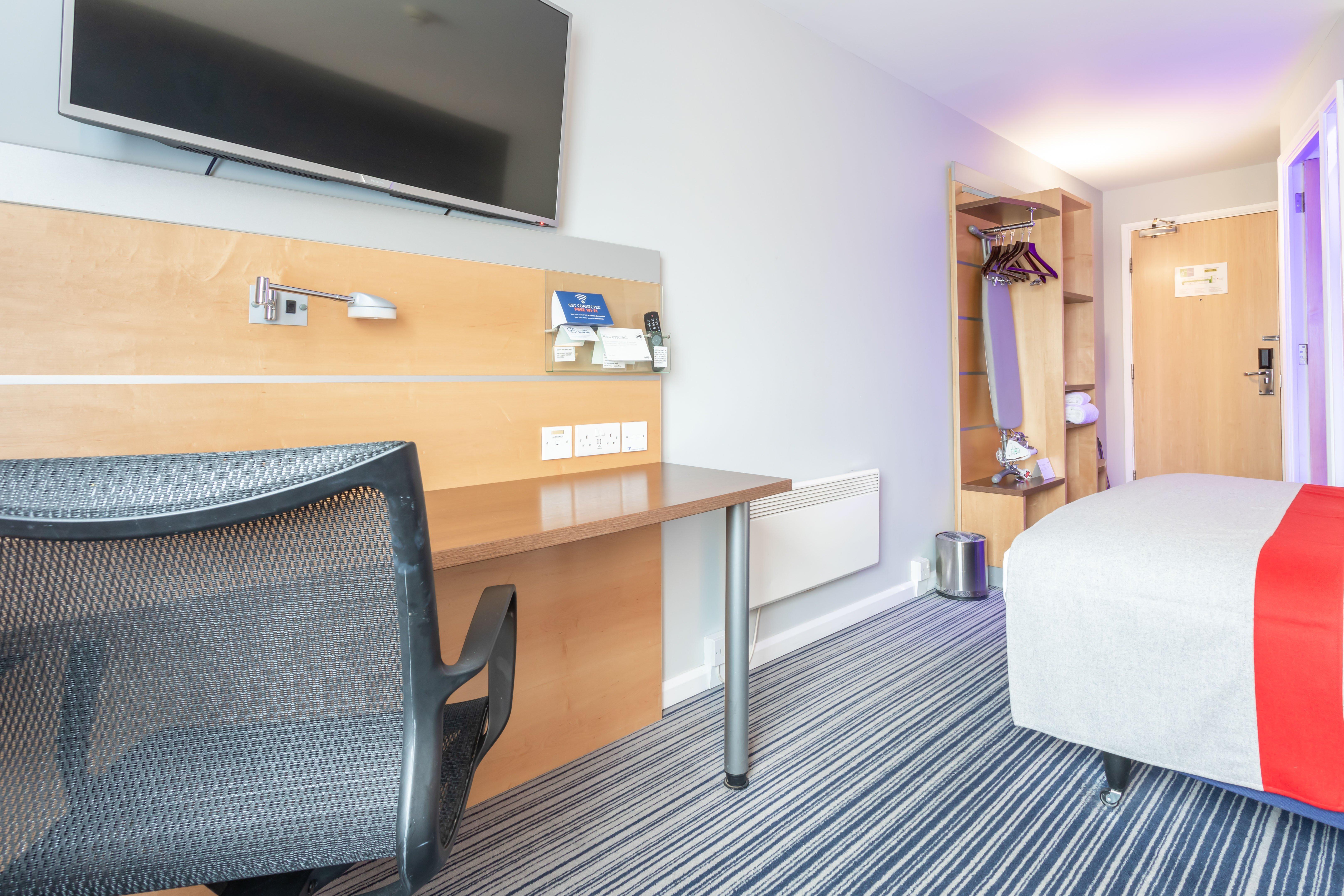 Holiday Inn Express Dunfermline By Ihg Exterior photo
