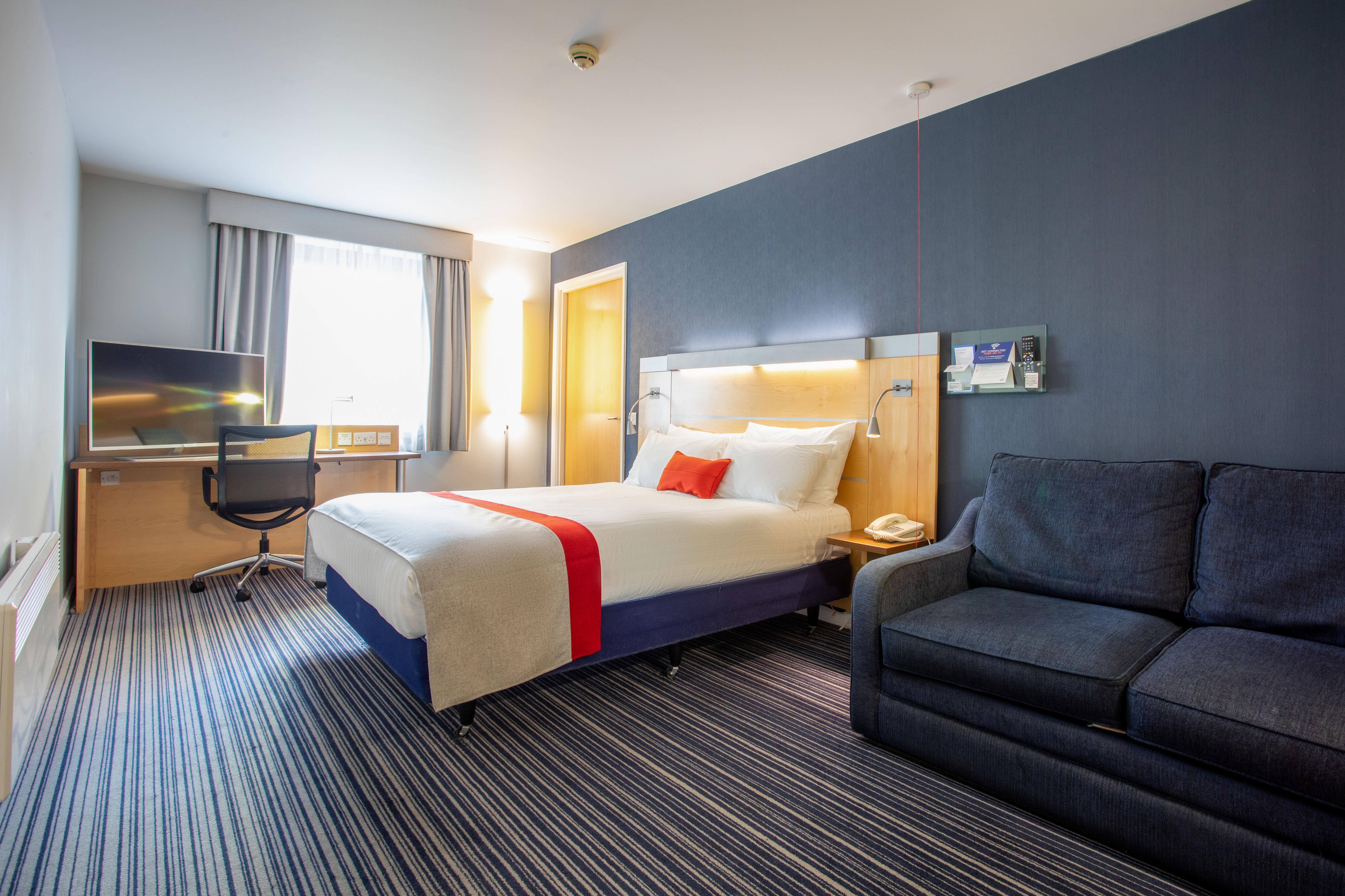 Holiday Inn Express Dunfermline By Ihg Exterior photo