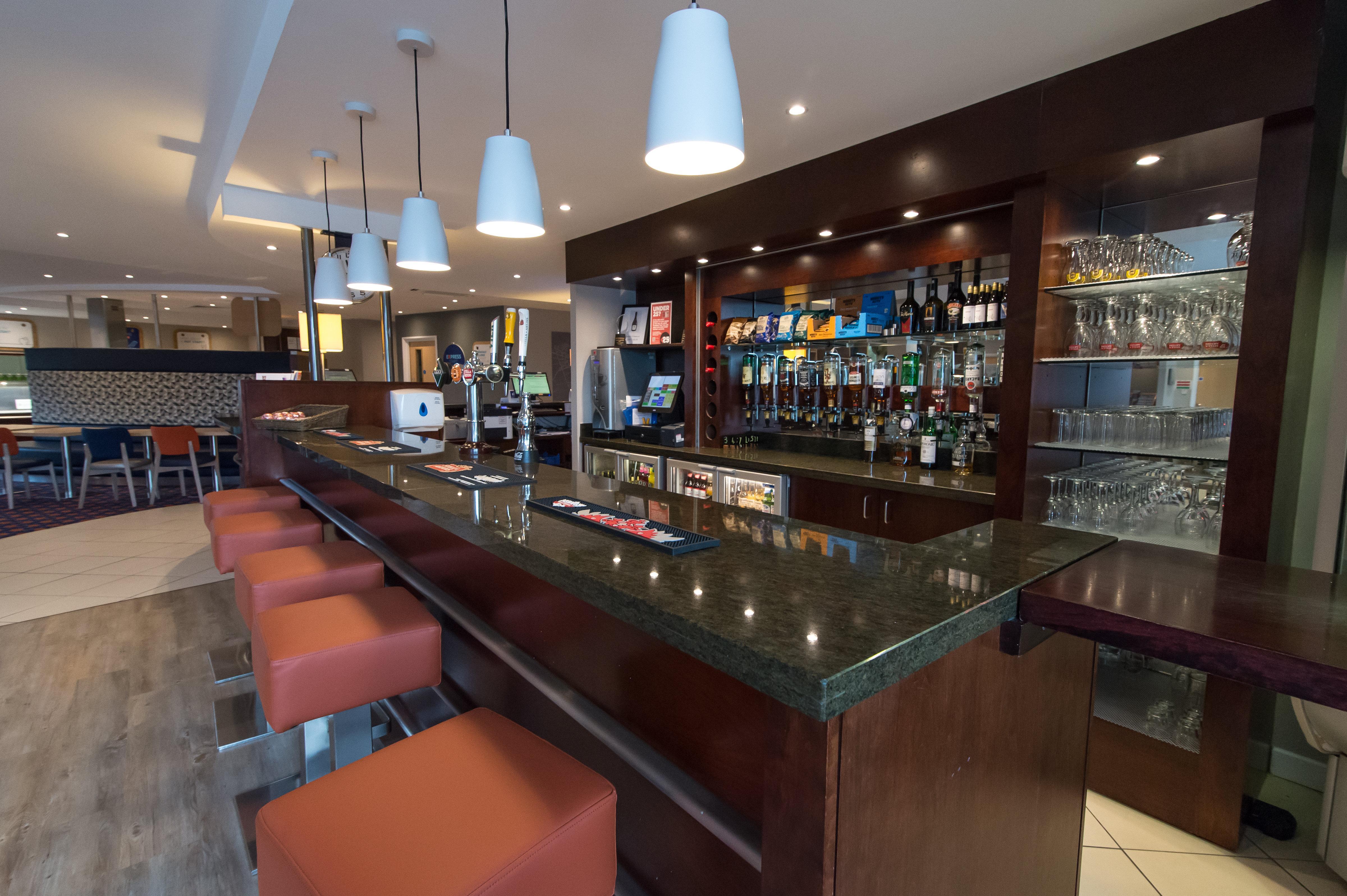 Holiday Inn Express Dunfermline By Ihg Exterior photo
