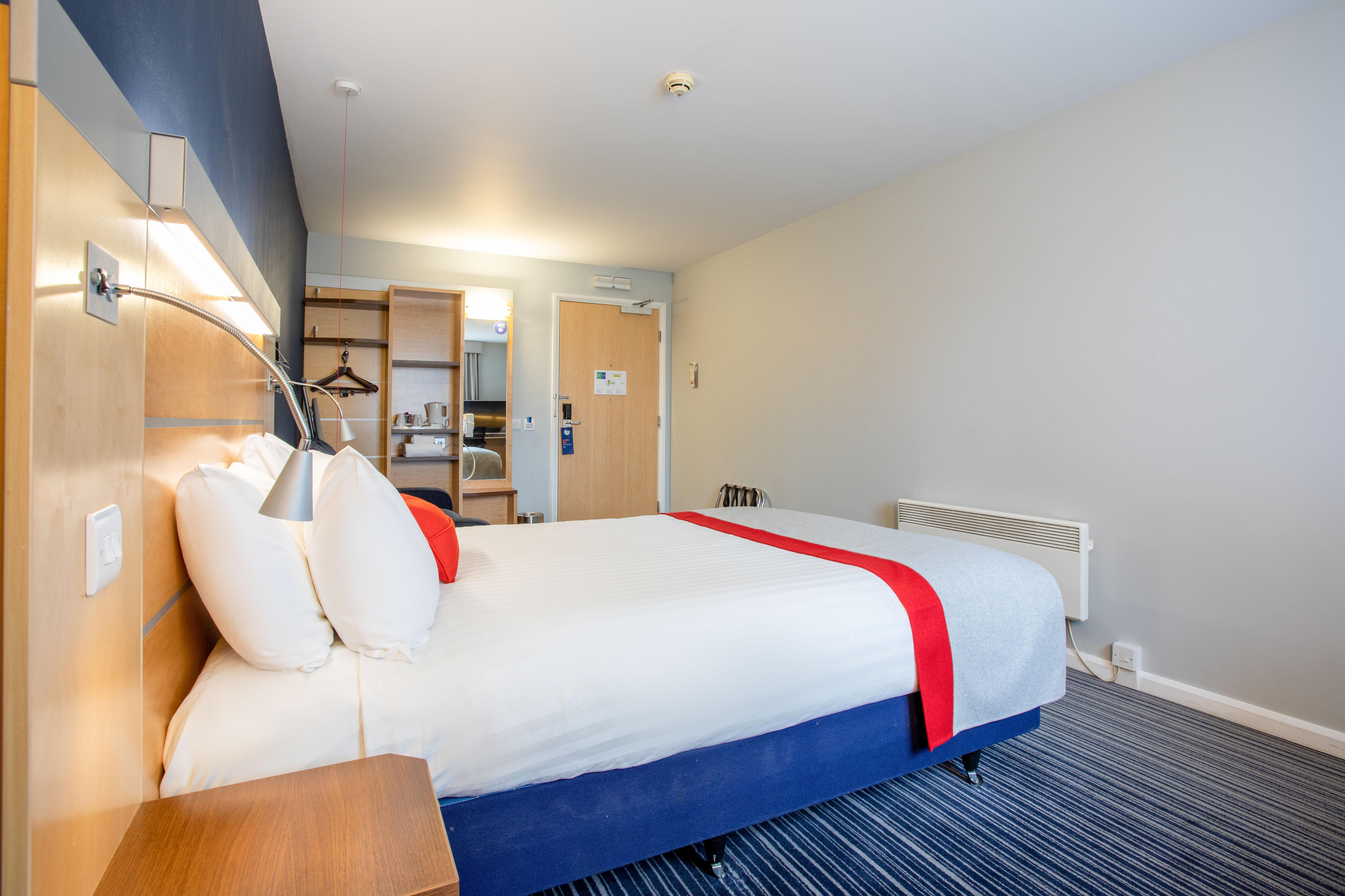 Holiday Inn Express Dunfermline By Ihg Exterior photo