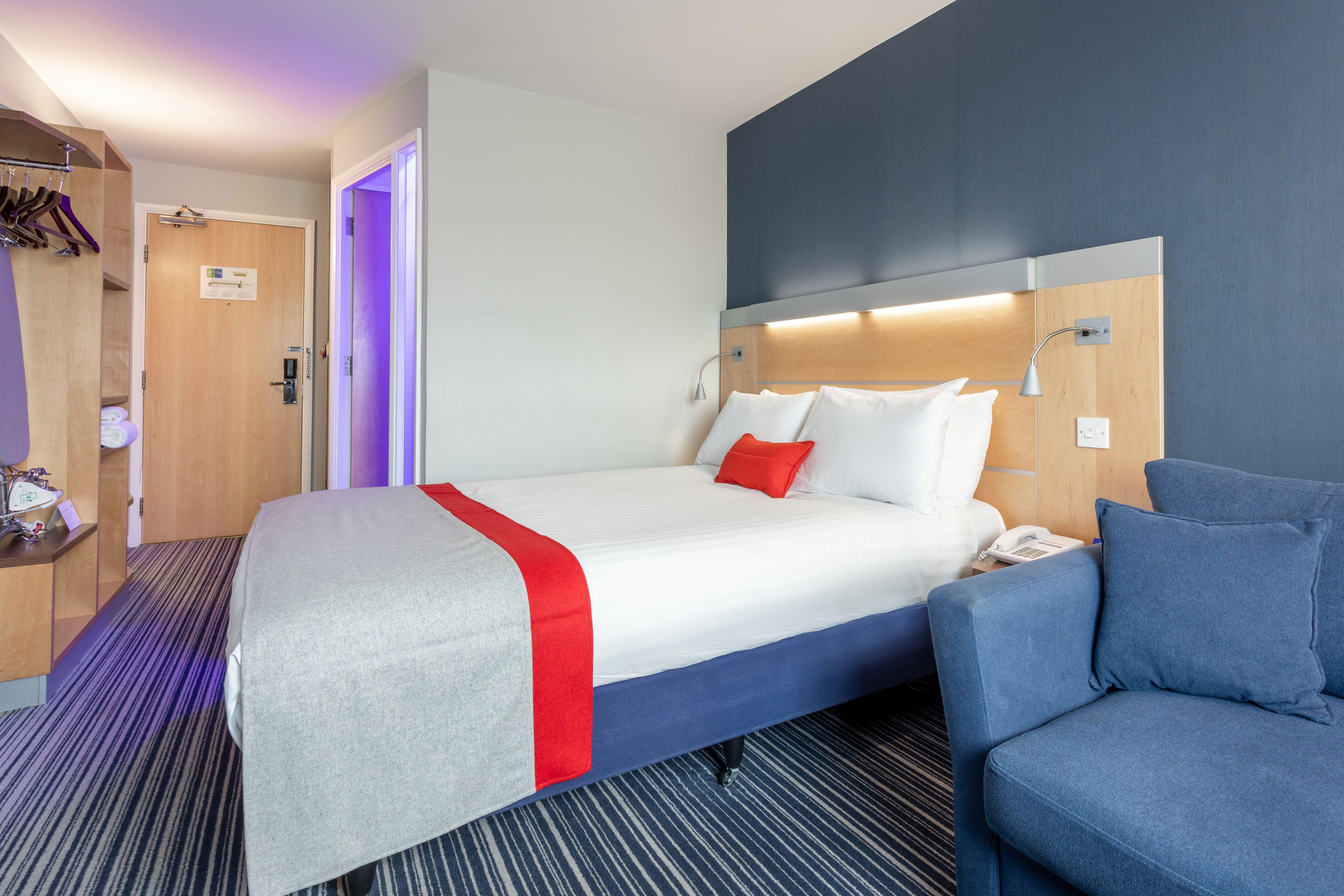 Holiday Inn Express Dunfermline By Ihg Exterior photo
