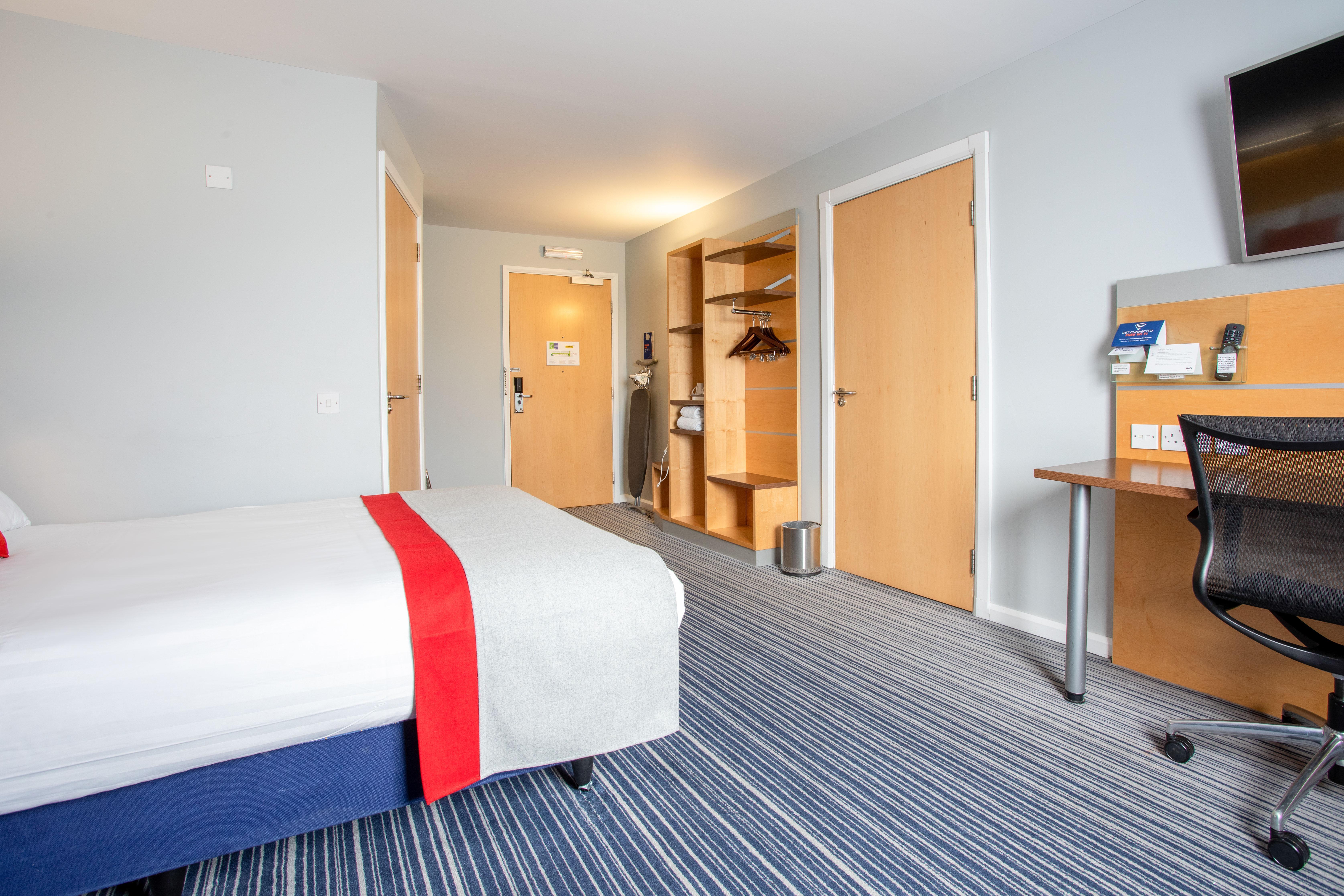 Holiday Inn Express Dunfermline By Ihg Exterior photo