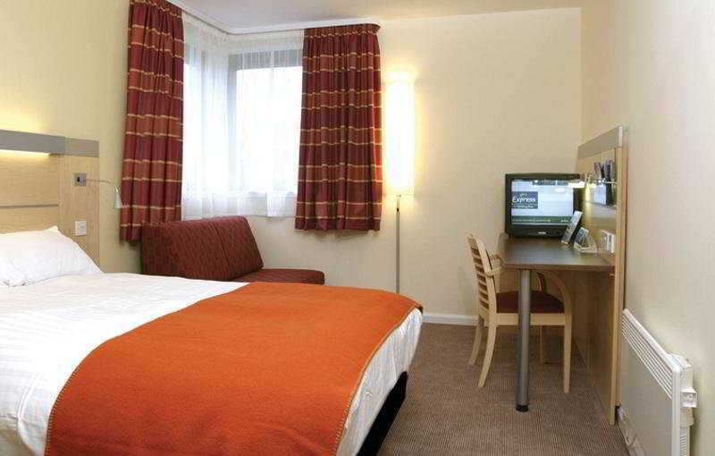 Holiday Inn Express Dunfermline By Ihg Exterior photo