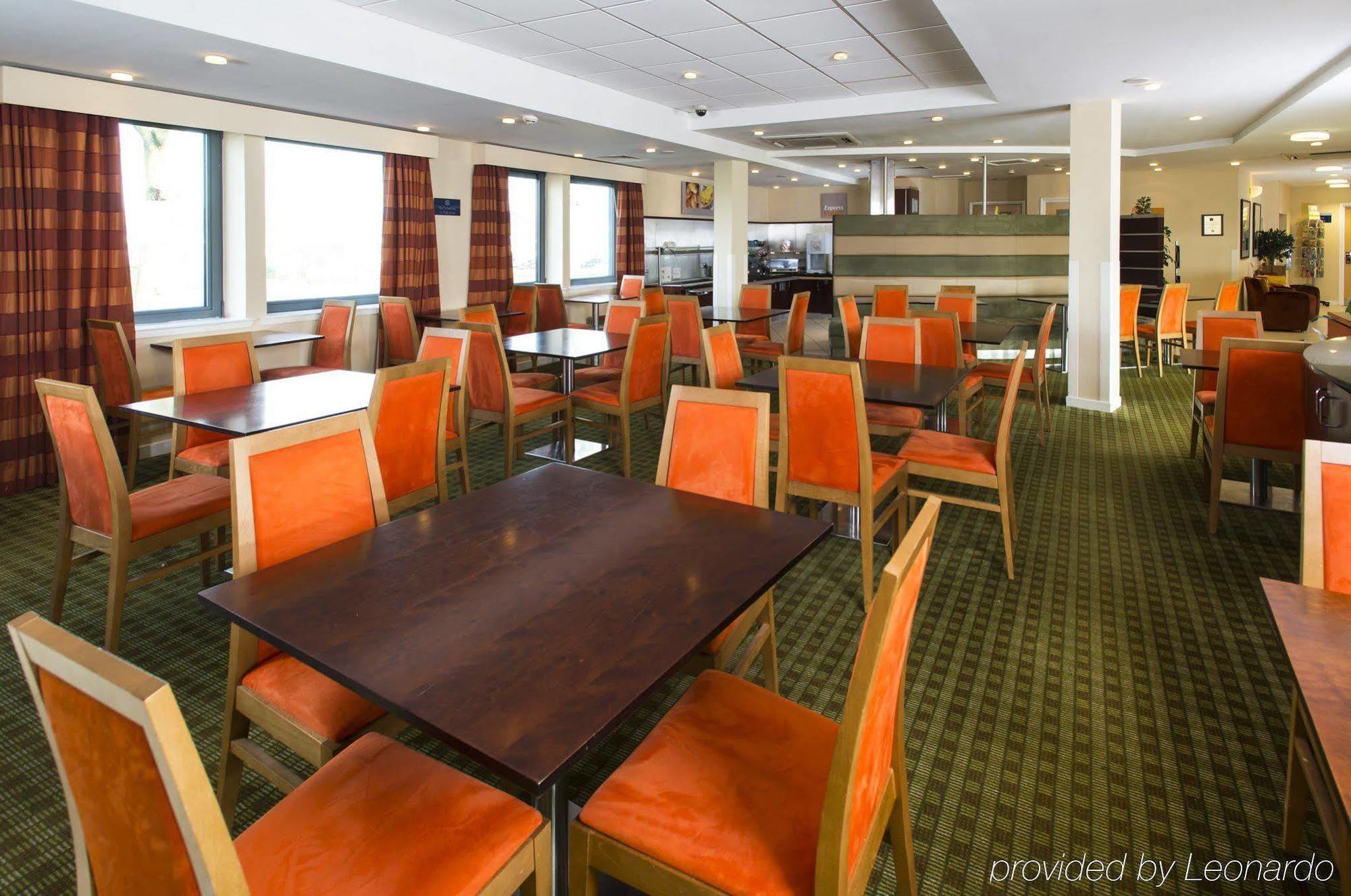 Holiday Inn Express Dunfermline By Ihg Exterior photo
