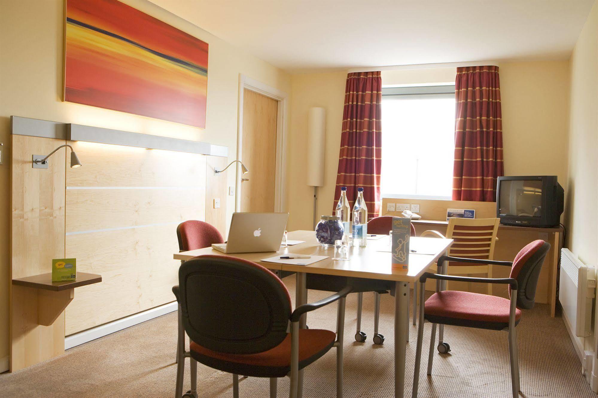 Holiday Inn Express Dunfermline By Ihg Exterior photo