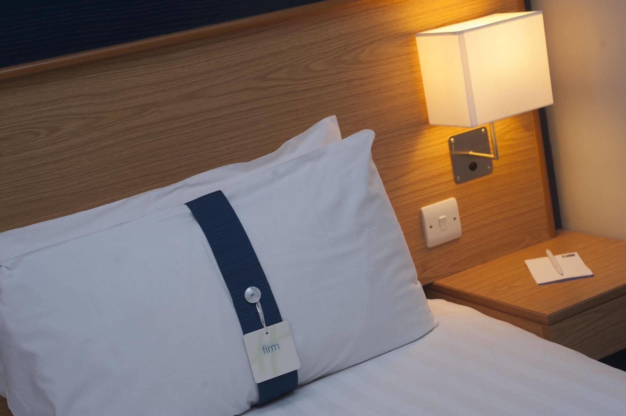 Holiday Inn Express Dunfermline By Ihg Exterior photo