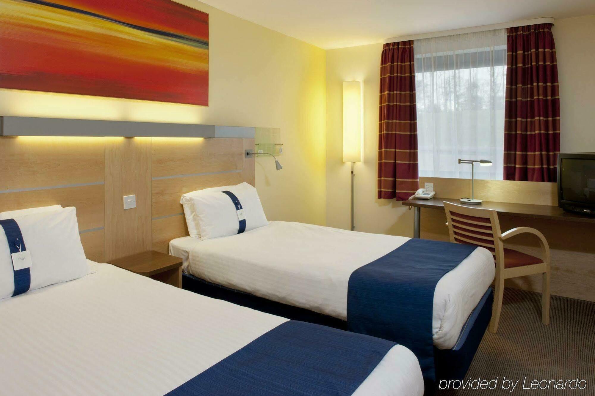 Holiday Inn Express Dunfermline By Ihg Exterior photo
