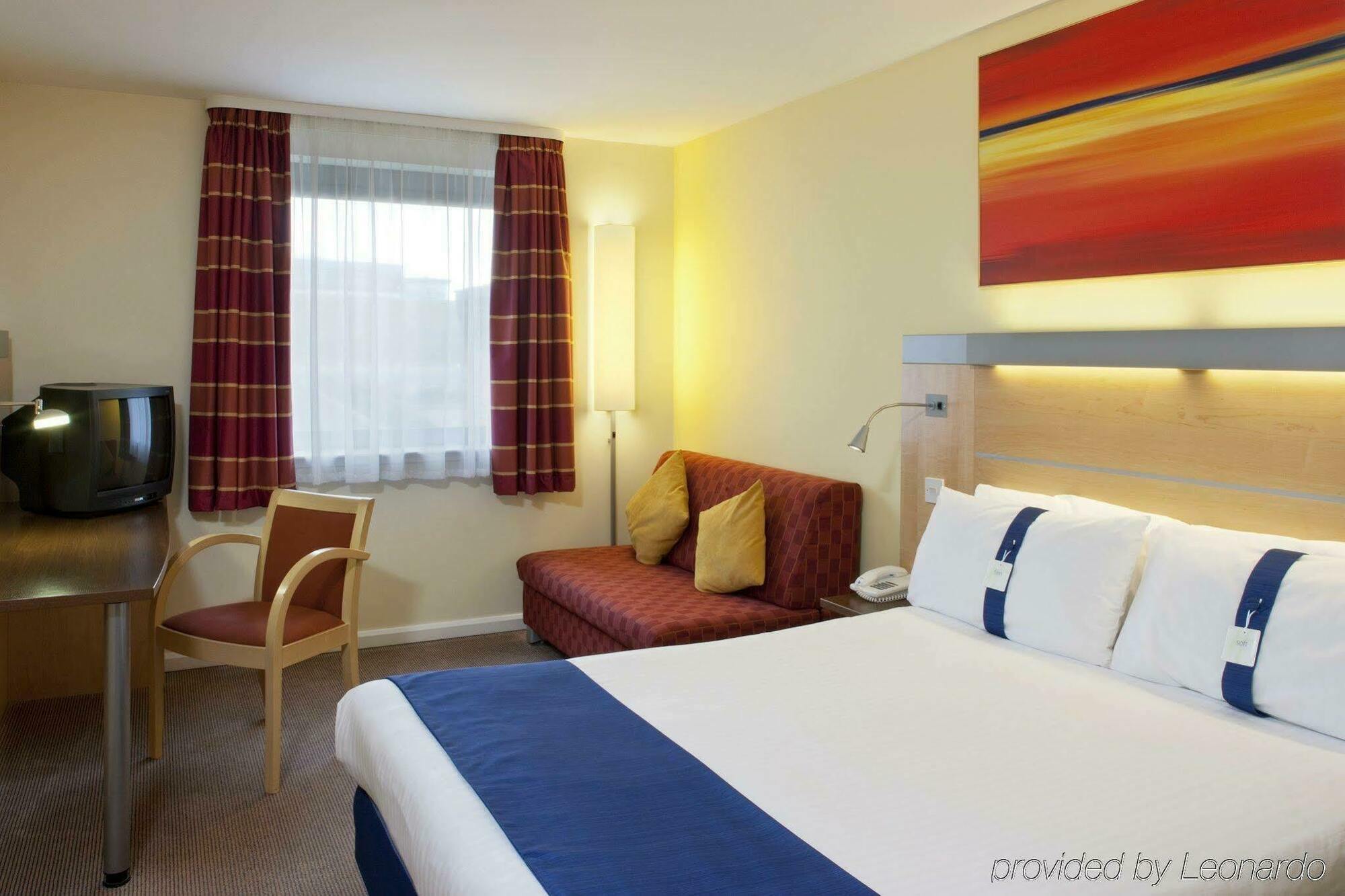 Holiday Inn Express Dunfermline By Ihg Exterior photo